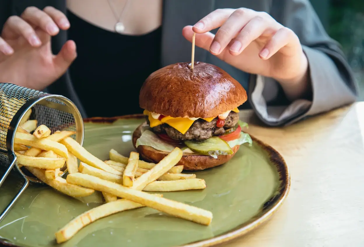 Hamburguesas gourmet vs fast food: diferencias reales y cómo elegir.